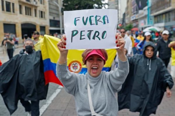 Colombianos protestas contra gobierno de Petro