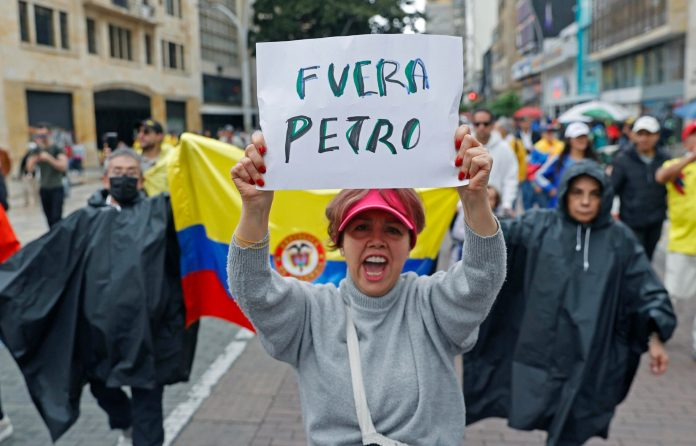 Colombianos protestas contra gobierno de Petro