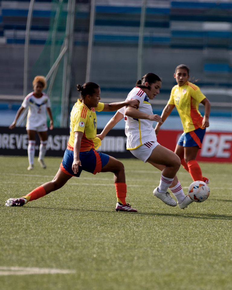 Vinotinto femenina