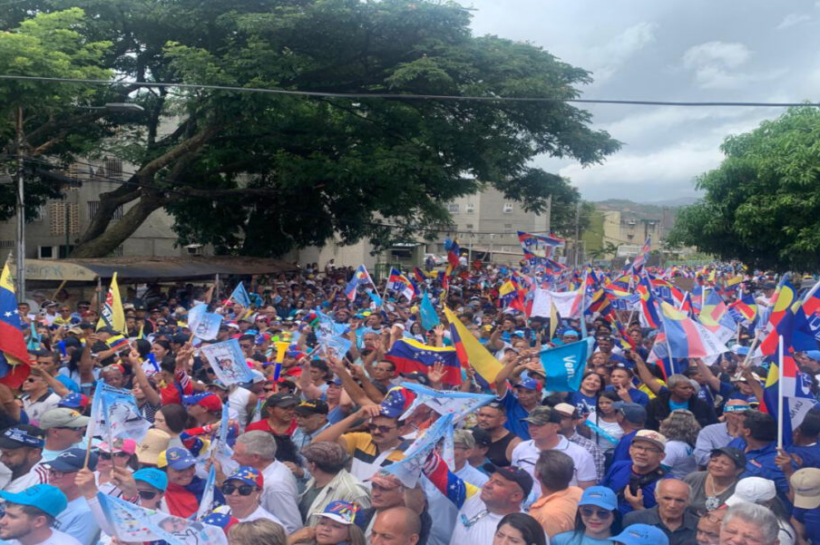 Edmundo González y MCM en La Victoria