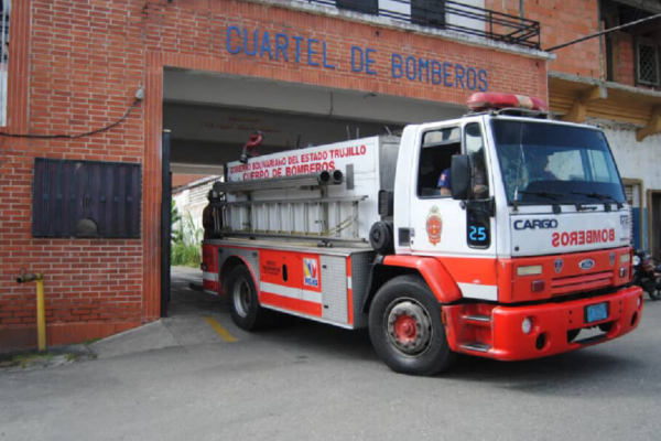 Trujillo | Bomberos sofocaron incendio en un depósito