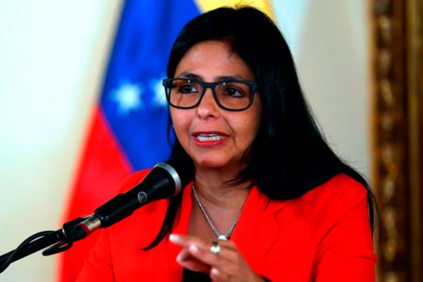 Delcy Rodríguez condena atentado contra el padre de la vicepresidenta de Colombia