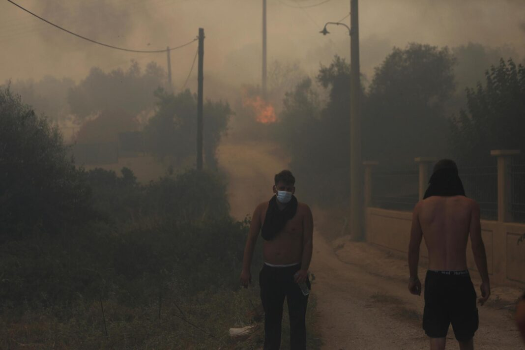 Atenas cierra parques y bosques ante el riesgo extremo de incendios