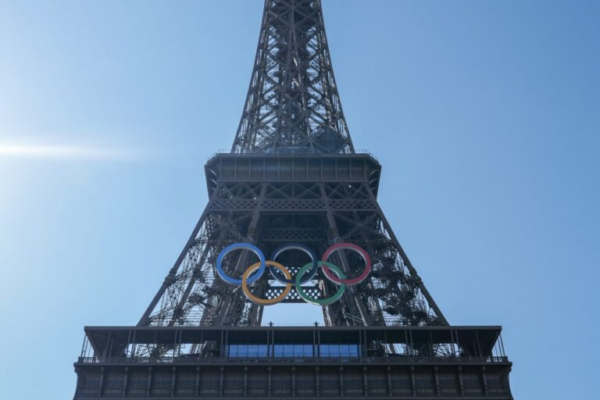 La Torre Eiffel exhibe los cinco aros olímpicos