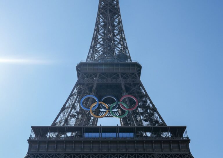 La Torre Eiffel exhibe los cinco aros olímpicos