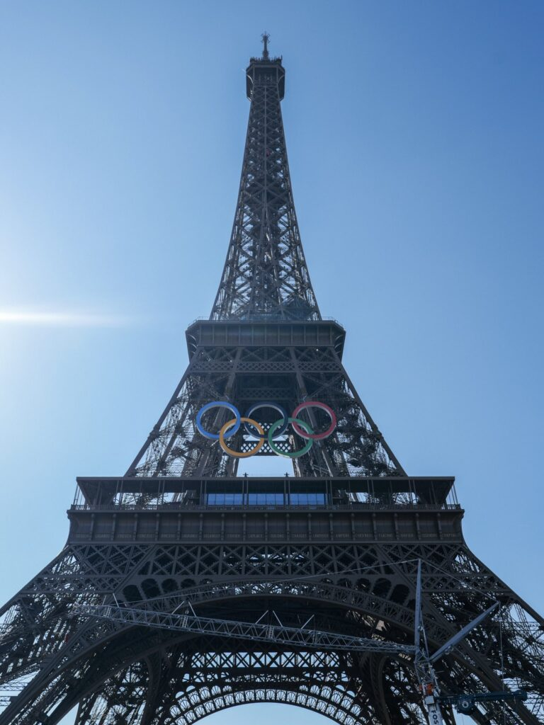 La Torre Eiffel exhibe los cinco aros olímpicos