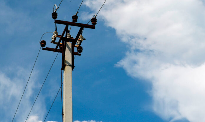 Poste eléctrico pone en riesgo a familias de Las Playitas