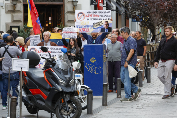 Venezolanos en Madrid protestaron contra Rodríguez Zapatero