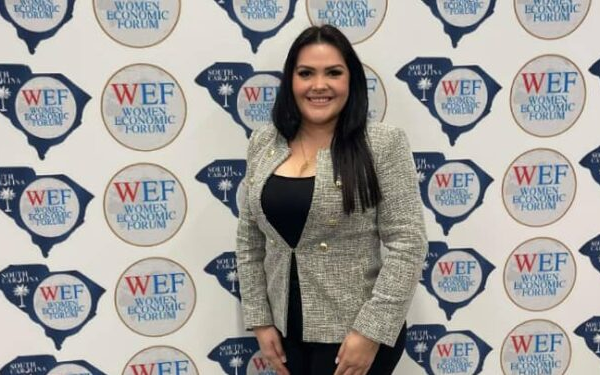 Venezolana recibió el premio WEF como mujer icónica para crear un mundo mejor