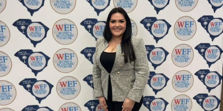 Venezolana recibió el premio WEF como mujer icónica para crear un mundo mejor