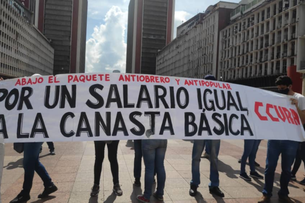 Trabajadores protestan por un aguinaldo digno: "Navidades felices no existen con ocho dólares"