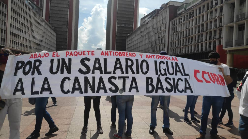 Trabajadores protestan por un aguinaldo digno: "Navidades felices no existen con ocho dólares"