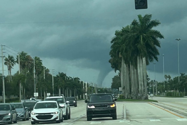 Fuerte tornado sorprende a los habitantes de la Florida