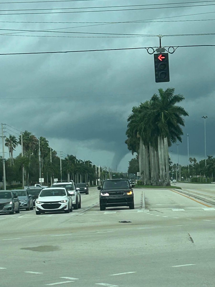 Fuerte tornado sorprende a los habitantes de la Florida