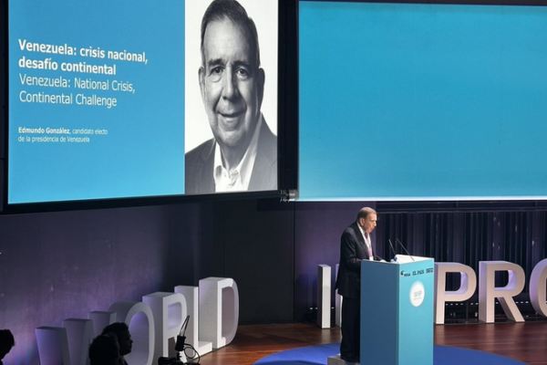 Edmundo González en el foro internacional World in Progress