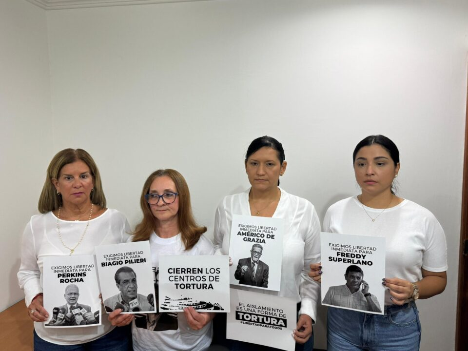 Familiares de presos políticos en El Helicoide exigen su libertad plena