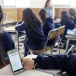 CDCE prohibió a niños y adolescentes el uso de celulares en sus instalaciones