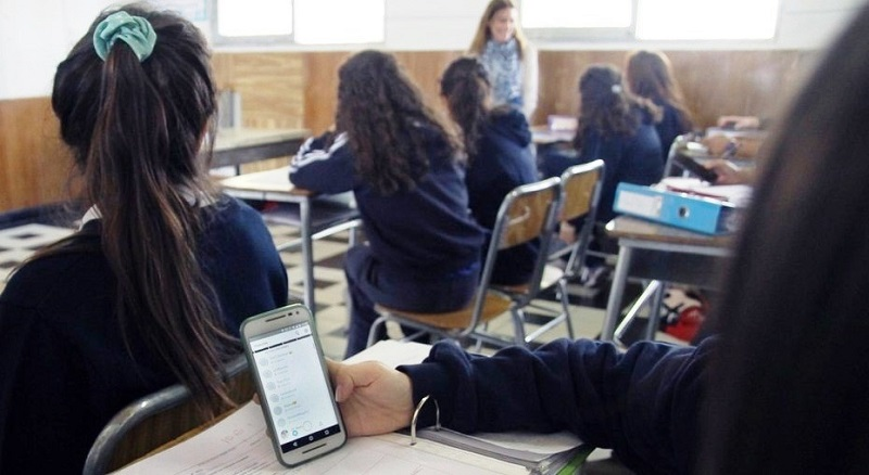 CDCE prohibió a niños y adolescentes el uso de celulares en sus instalaciones