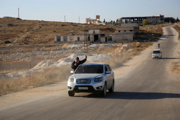 Rebeldes sirios toman control de Alepo y derriban estatuas de la familia del dictador Bashar Al Assad