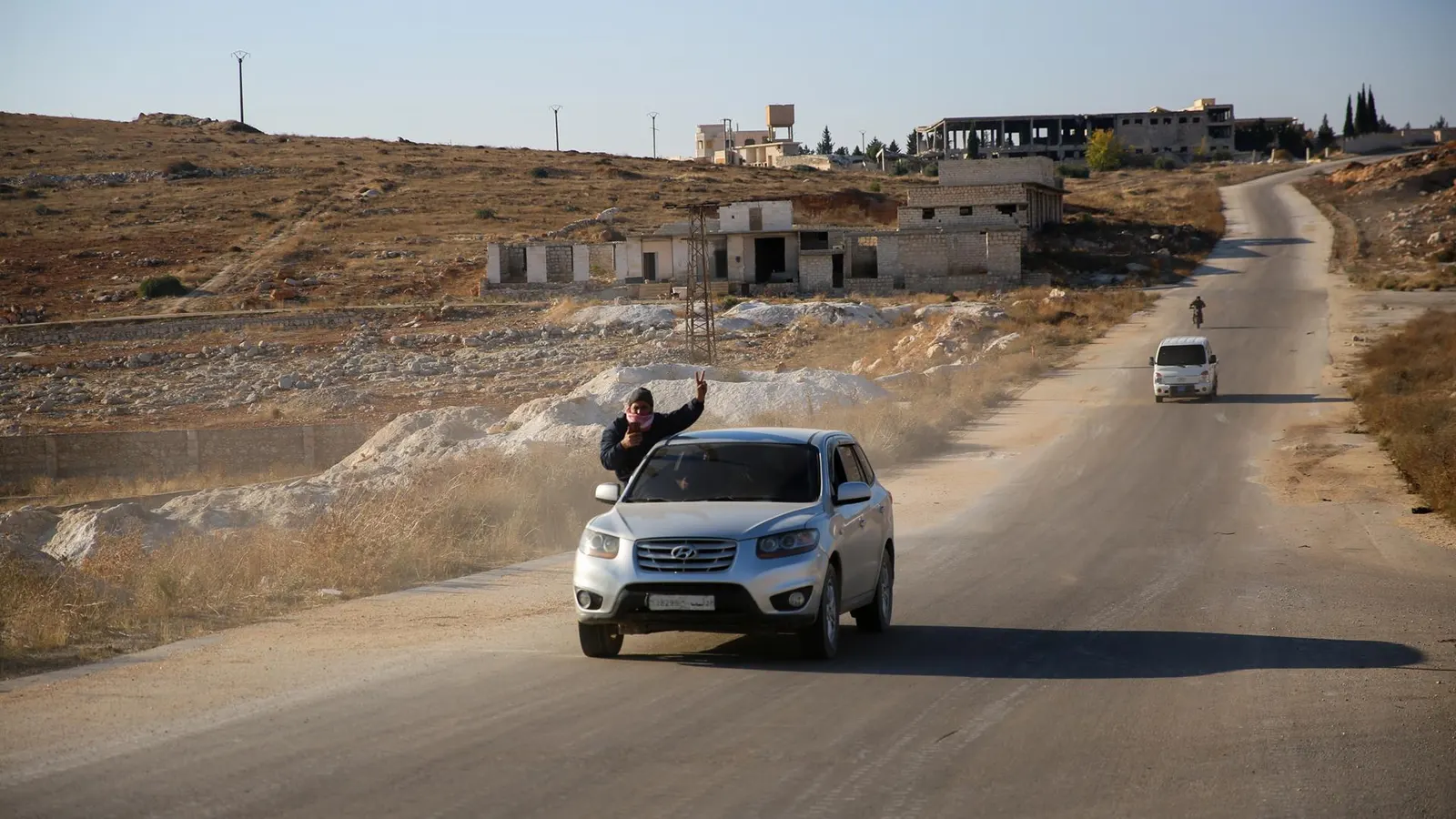 Rebeldes sirios toman control de Alepo y derriban estatuas de la familia del dictador Bashar Al Assad