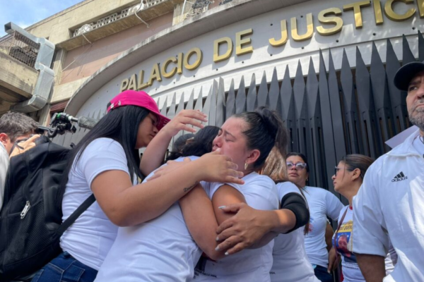 Familiares de adolescentes detenidos protestan en el Palacio de Justicia exigiendo libertad