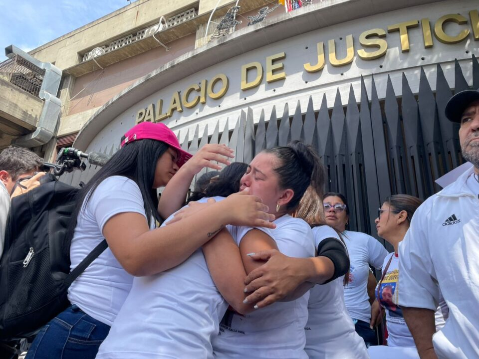 Familiares de adolescentes detenidos protestan en el Palacio de Justicia exigiendo libertad