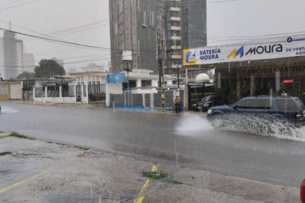 Fuerte aguacero azota Maracaibo a horas del Encendido de Bella Vista