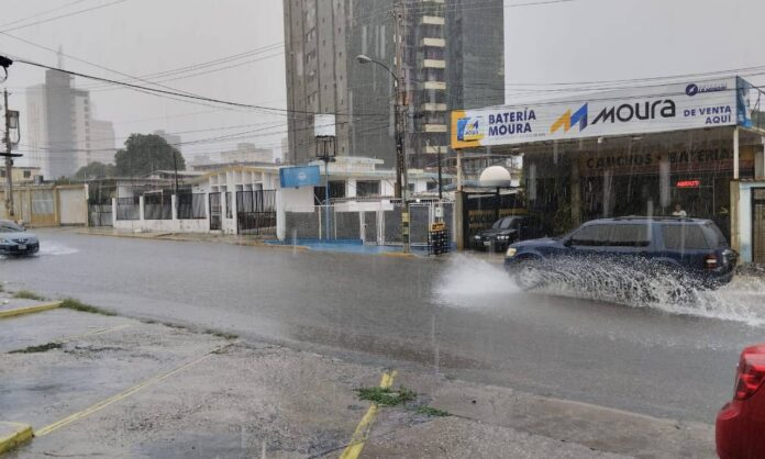 Fuerte aguacero azota Maracaibo a horas del Encendido de Bella Vista