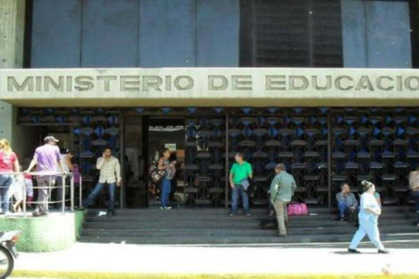 Denuncian suspensión de pagos a docentes en varios estados del país