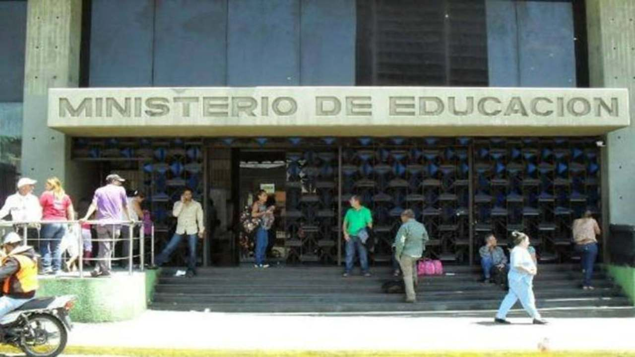 Denuncian suspensión de pagos a docentes en varios estados del país