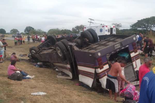 Un grave accidente de autobús ocurrido en la Autopista Regional del Centro (ARC) ha dejado al menos seis personas fallecidas y más de 20 lesionadas.