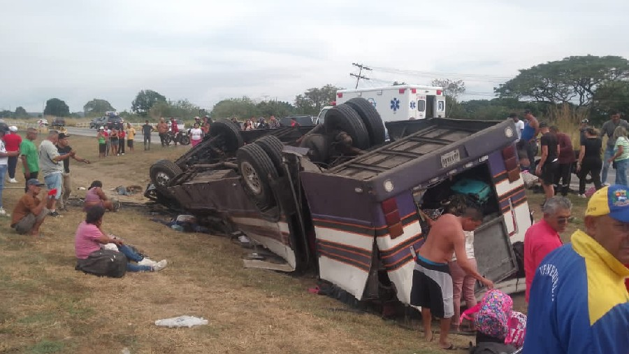 Un grave accidente de autobús ocurrido en la Autopista Regional del Centro (ARC) ha dejado al menos seis personas fallecidas y más de 20 lesionadas.