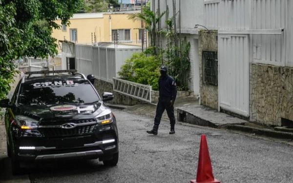 MCM y Edmundo González alertan sobre amenaza de «un eventual ingreso» de agentes del gobierno a la embajada argentina