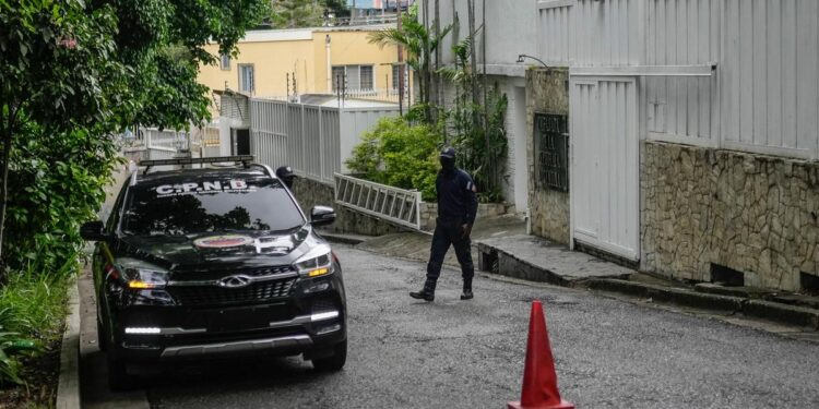 MCM y Edmundo González alertan sobre amenaza de «un eventual ingreso» de agentes del gobierno a la embajada argentina