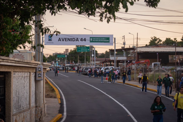 Alcaldía de Maracaibo entrega primera fase del asfaltado, señalización y demarcación en Lago Azul