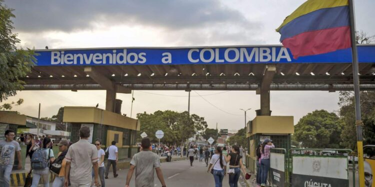 Venezuela reabre la frontera con Colombia