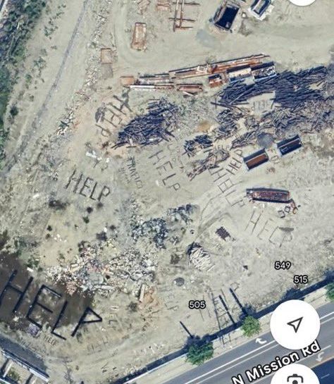 Grandes letreros que dicen "AYUDA" y "TRÁFICO" han sido vistos a través de Google Earth en Los Ángeles