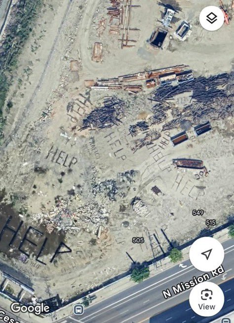 Grandes letreros que dicen "AYUDA" y "TRÁFICO" han sido vistos a través de Google Earth en Los Ángeles