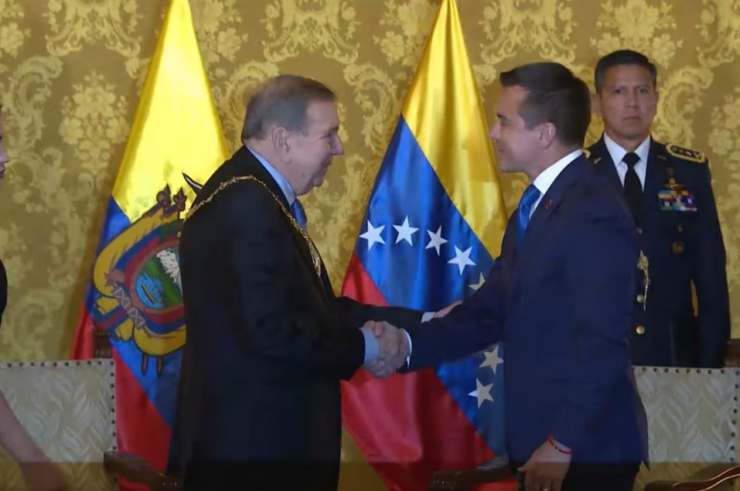 Edmundo González recibe la Orden Nacional al Mérito en Ecuador
