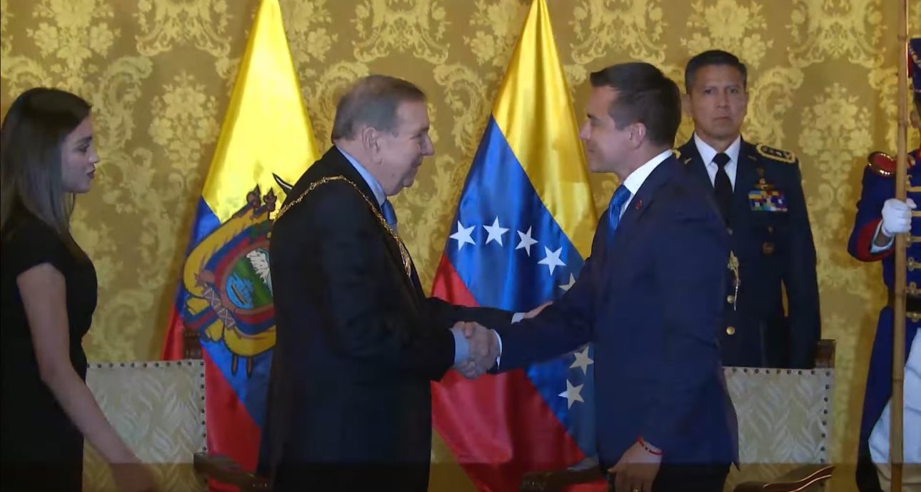 Edmundo González recibe la Orden Nacional al Mérito en Ecuador