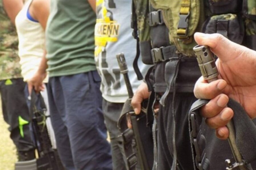 Hallan fusiles con logos de la Fuerza Armada venezolana en operativo contra disidencias de las FARC en Colombia