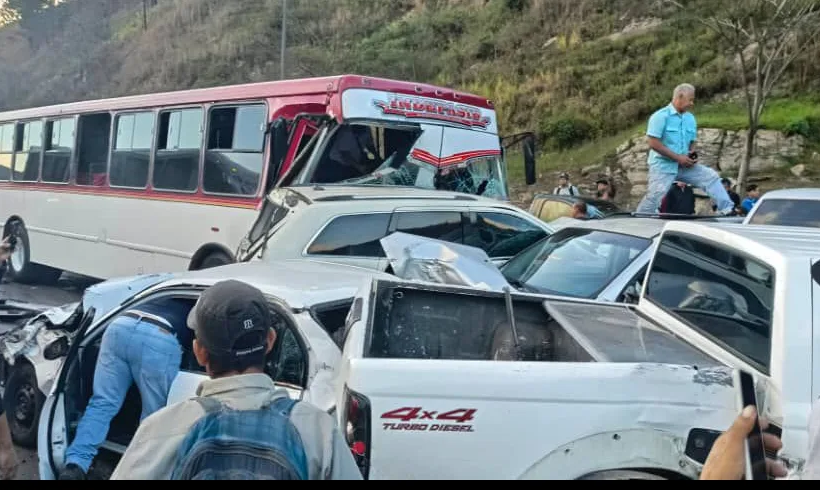 Accidente de tránsito múltiple en la bajada de Tazón deja varios heridos