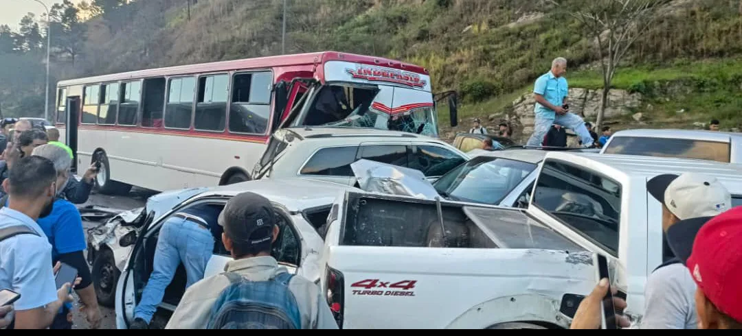 Accidente de tránsito múltiple en la bajada de Tazón deja varios heridos