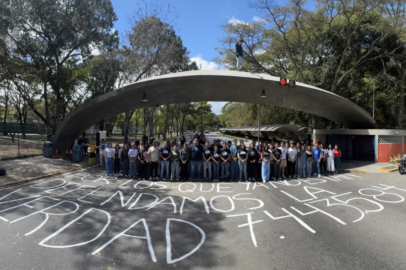 Estudiantes de la UCV conmemoran el Día de la Juventud recordando a los caídos en protestas antigubernamentales