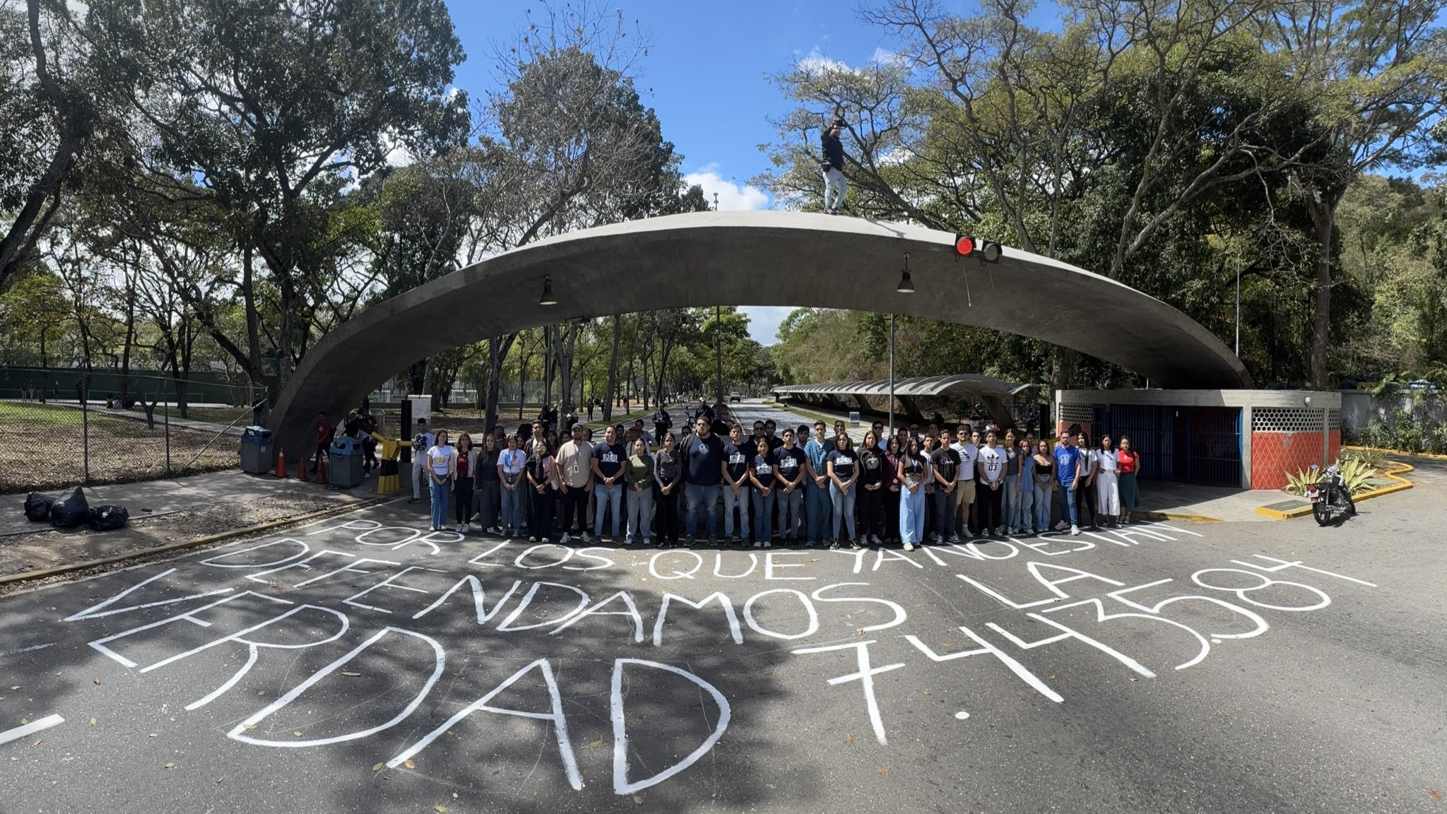 Estudiantes de la UCV conmemoran el Día de la Juventud recordando a los caídos en protestas antigubernamentales
