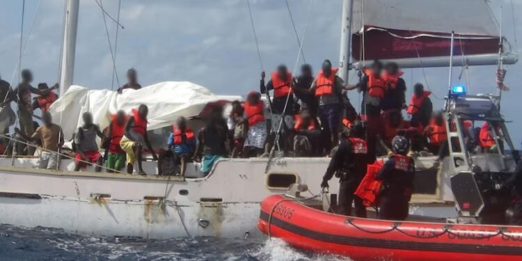 Guardia Costera de EE. UU. intercepta barco con 132 migrantes ilegales en Florida