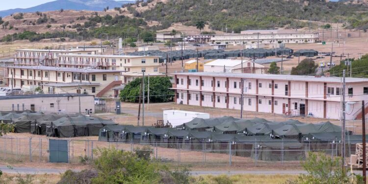 Estados Unidos envía a más de 100 migrantes venezolanos a Guantánamo, según medios