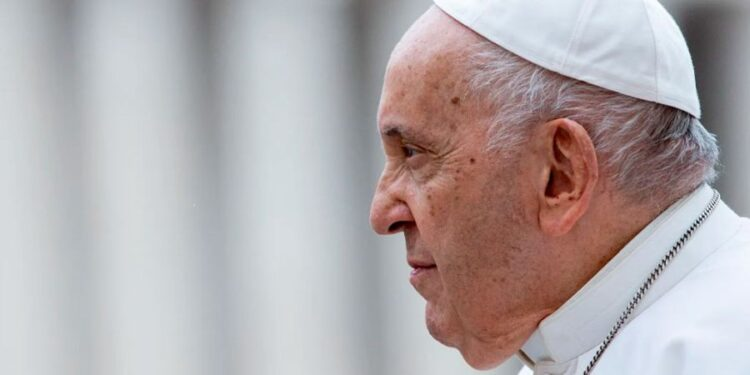 Papa Francisco presenta una «infección compleja» y «no está fuera de peligro»