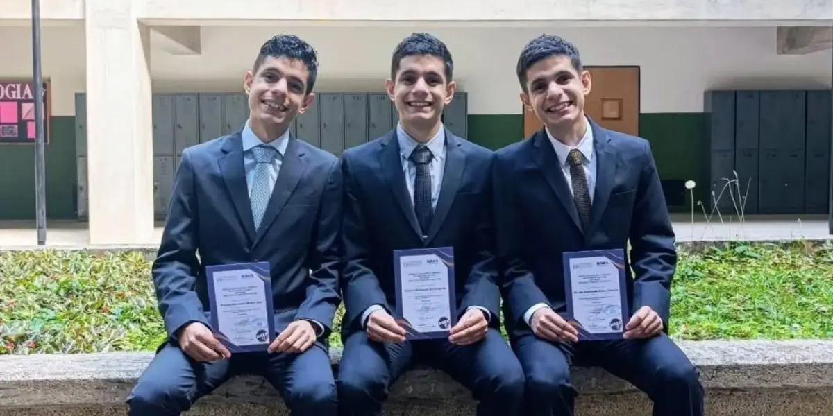 Táchira | Trillizos hacen historia al graduarse como médicos cirujanos con honores en la ULA