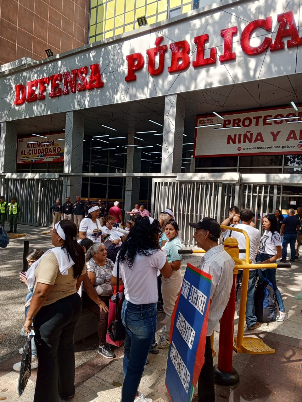 Familiares de presos políticos se reúnen en la Defensoría Pública en Caracas